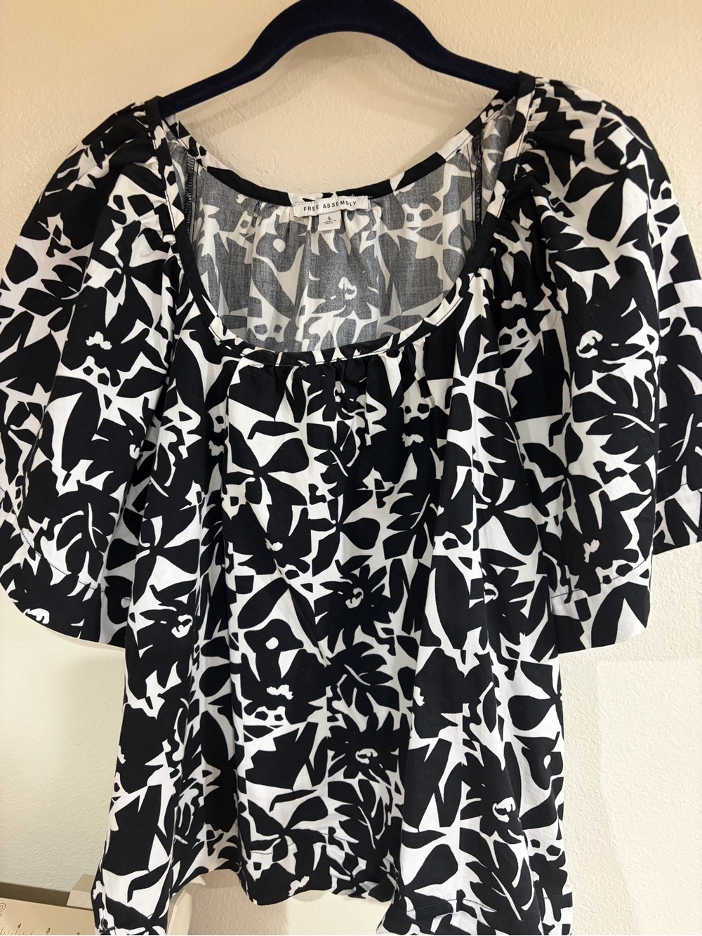 Black and White Floral Puff-Sleeve Blouse